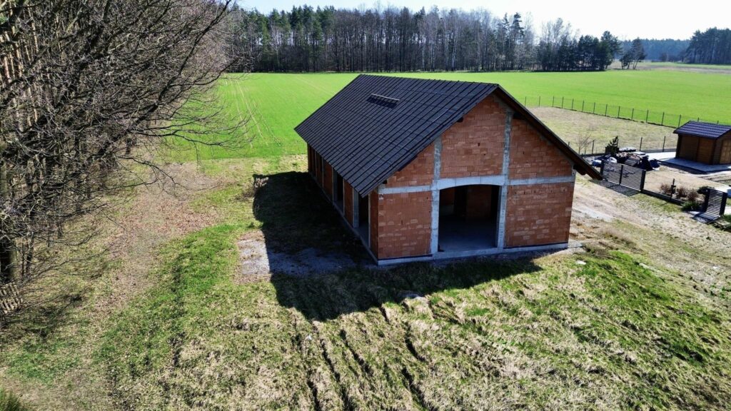 Nowoczesna "stodoła" otoczona lasem - zdjęcie 1