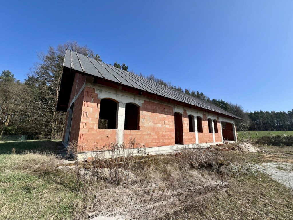 Nowoczesna "stodoła" otoczona lasem - zdjęcie 2