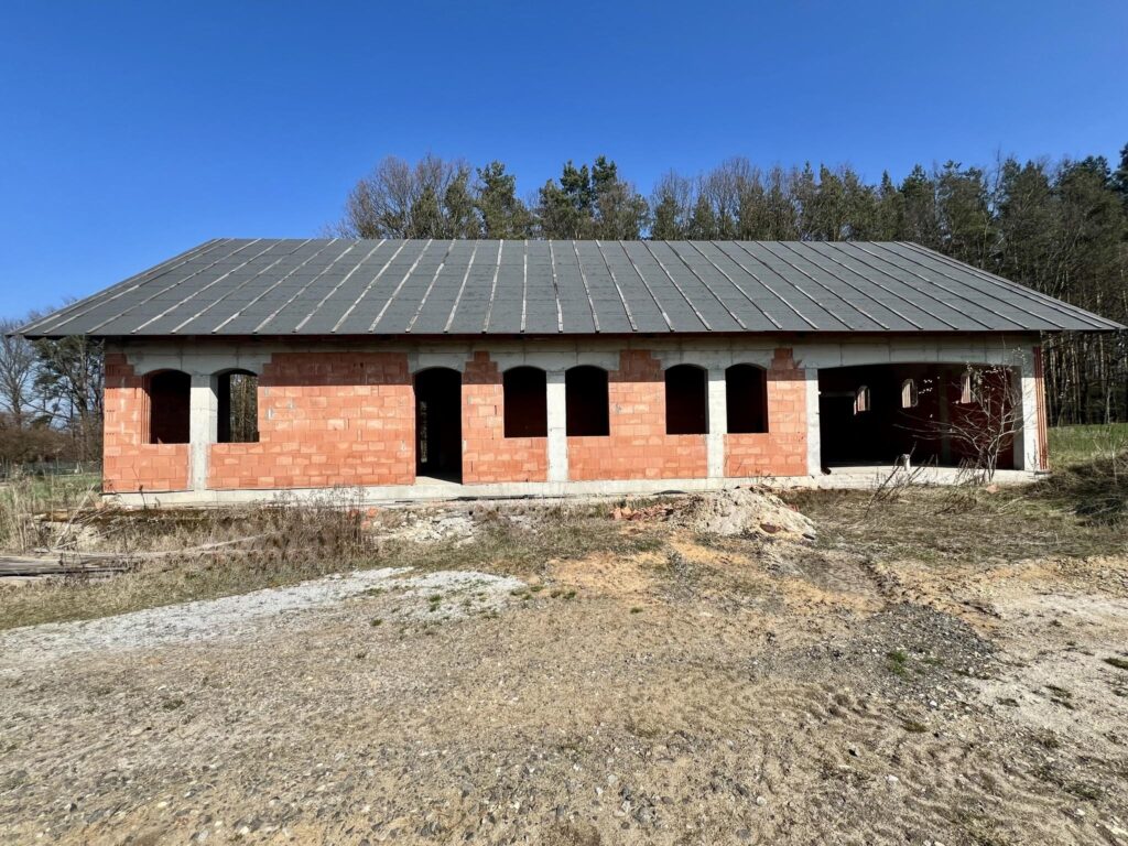 Nowoczesna "stodoła" otoczona lasem - zdjęcie 4