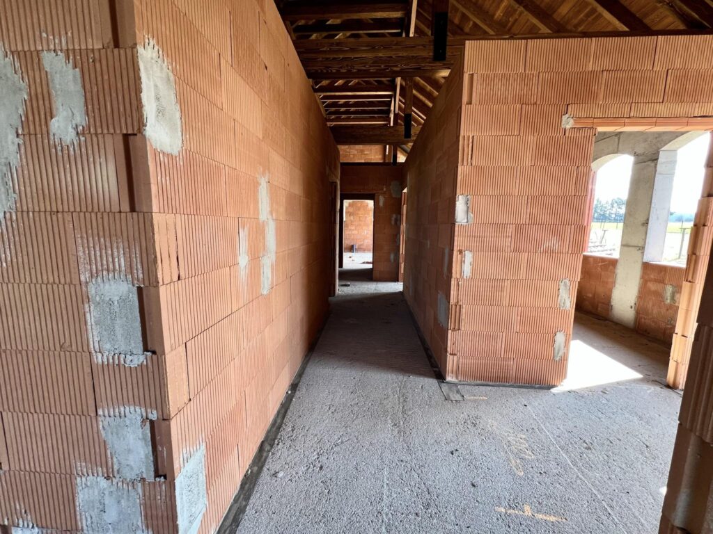 Nowoczesna "stodoła" otoczona lasem - zdjęcie 12