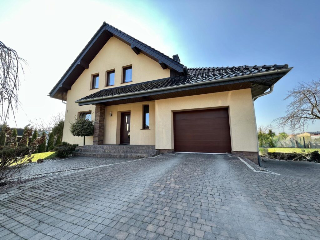 Duży energooszczędny dom blisko lasu - zdjęcie 1