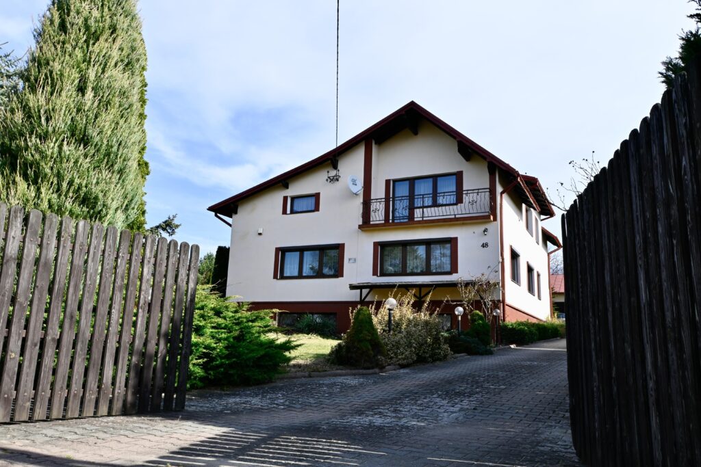 Dom z dużą działką, sadem i własnym lasem - zdjęcie 2