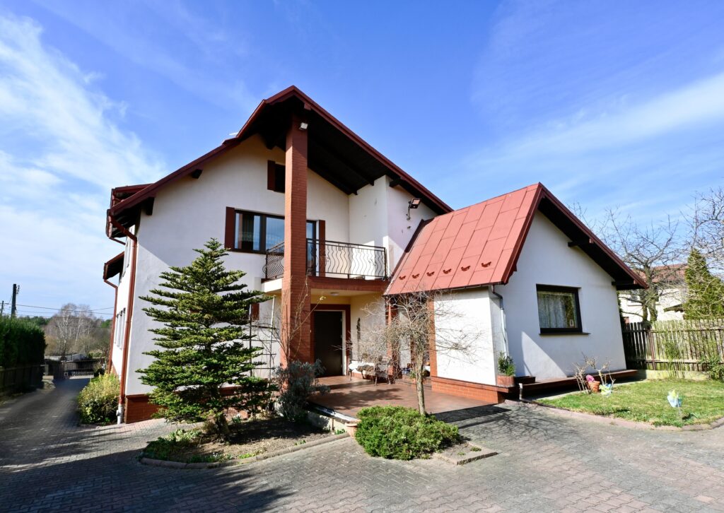 Dom z dużą działką, sadem i własnym lasem - zdjęcie 1