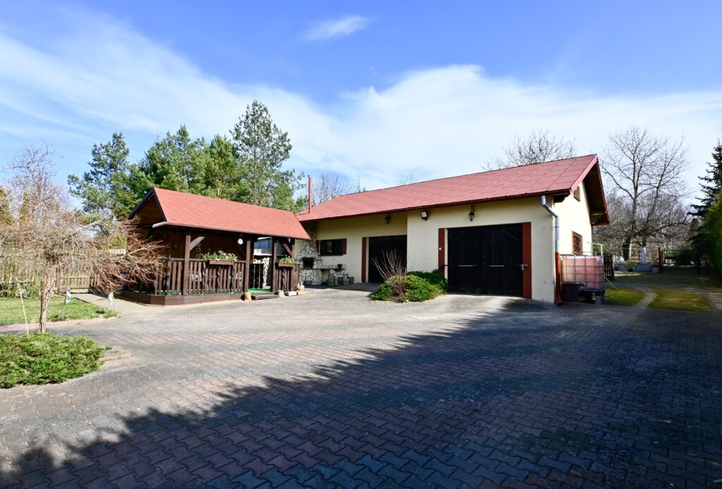 Dom z dużą działką, sadem i własnym lasem - zdjęcie 4