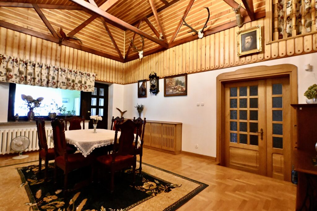 Dom z dużą działką, sadem i własnym lasem - zdjęcie 12