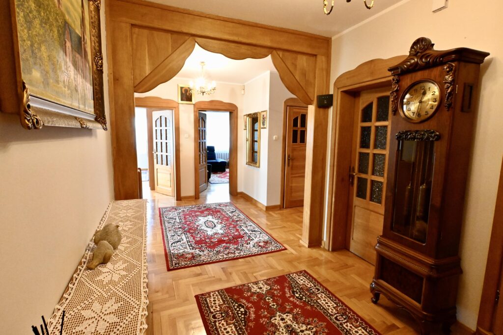 Dom z dużą działką, sadem i własnym lasem - zdjęcie 9