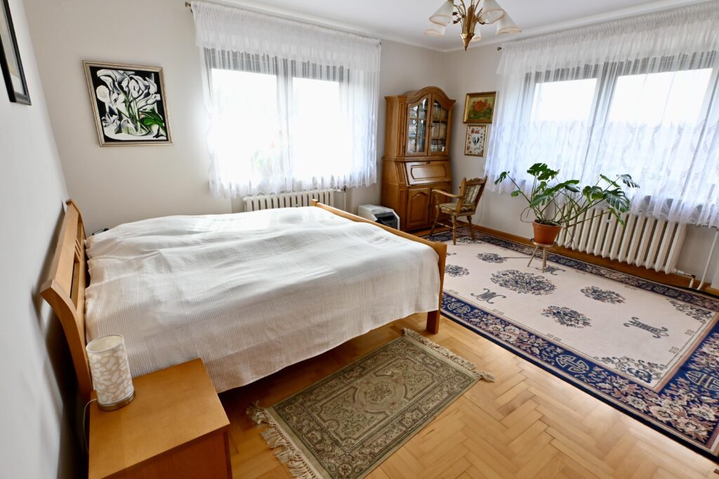 Dom z dużą działką, sadem i własnym lasem - zdjęcie 17