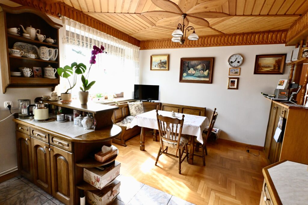 Dom z dużą działką, sadem i własnym lasem - zdjęcie 18