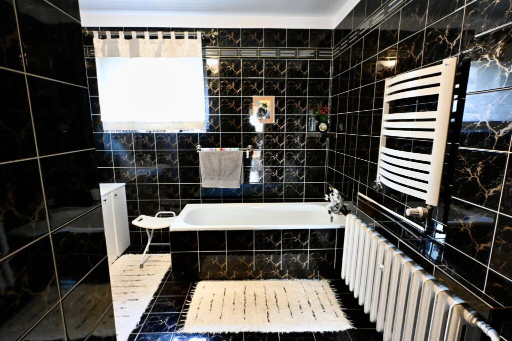 Dom z dużą działką, sadem i własnym lasem - zdjęcie 20