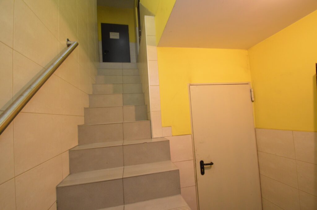 Dom podzielony na cztery mieszkania. - zdjęcie 12