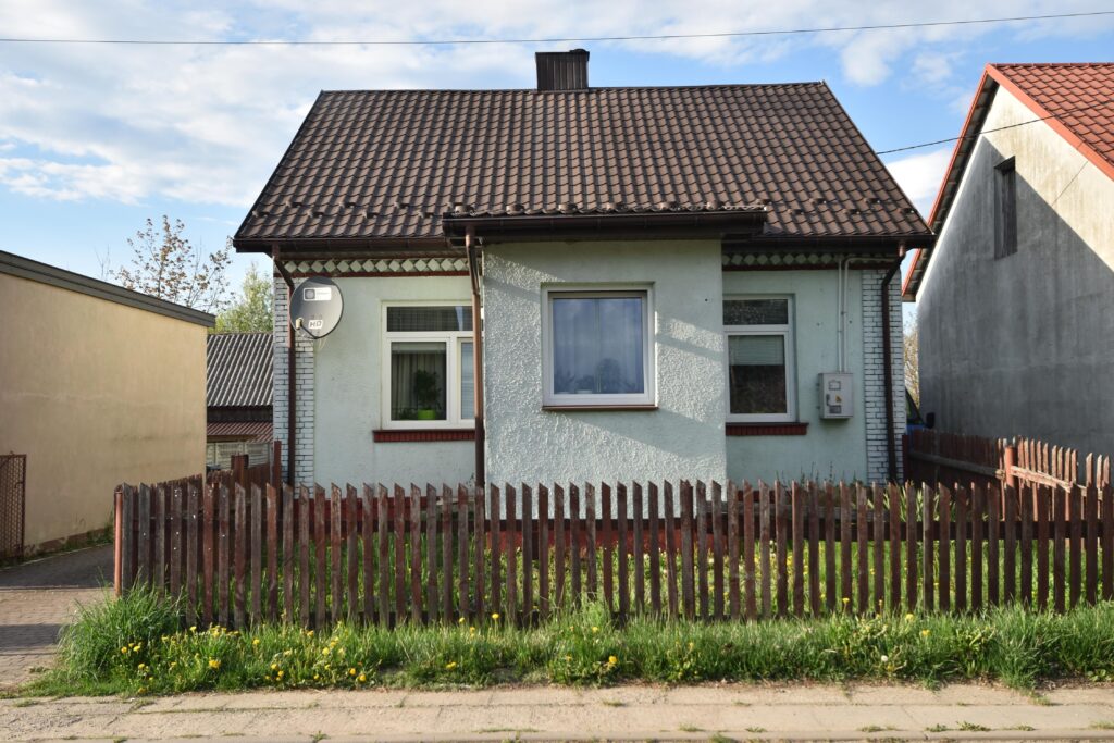 Przytulnym dom z garażem na sprzedaż - zdjęcie 1