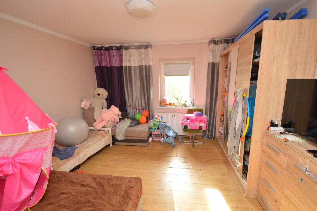 Dom podzielony na cztery mieszkania. - zdjęcie 4