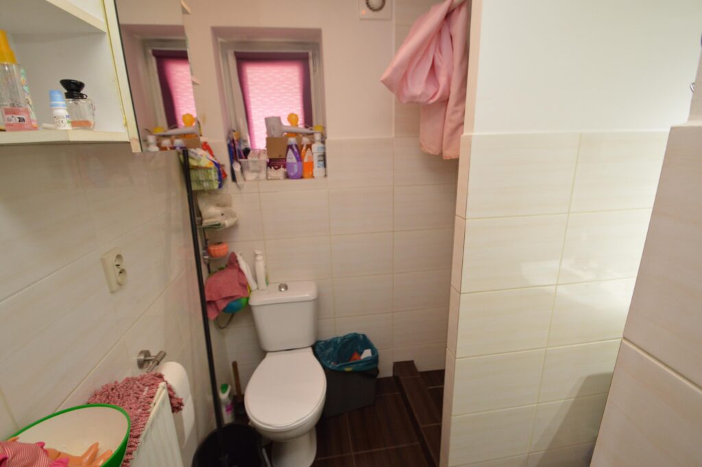 Dom podzielony na cztery mieszkania. - zdjęcie 5