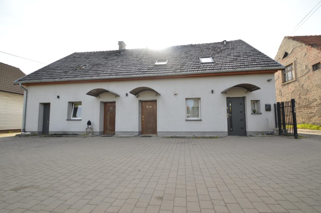 Dom podzielony na cztery mieszkania. - zdjęcie 11