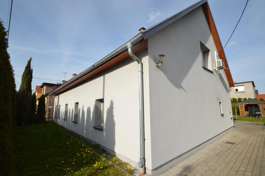 Dom podzielony na cztery mieszkania. - zdjęcie 2