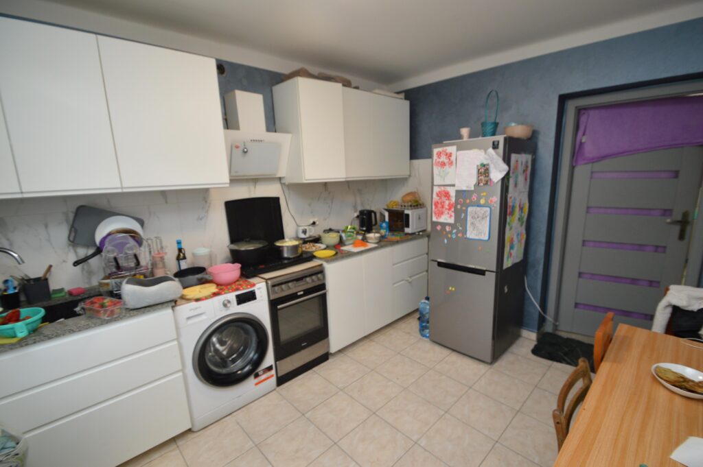 Dom podzielony na cztery mieszkania. - zdjęcie 7