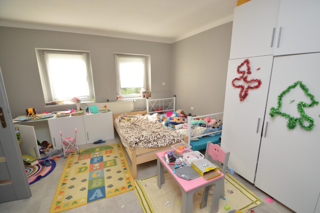 Dom podzielony na cztery mieszkania. - zdjęcie 9