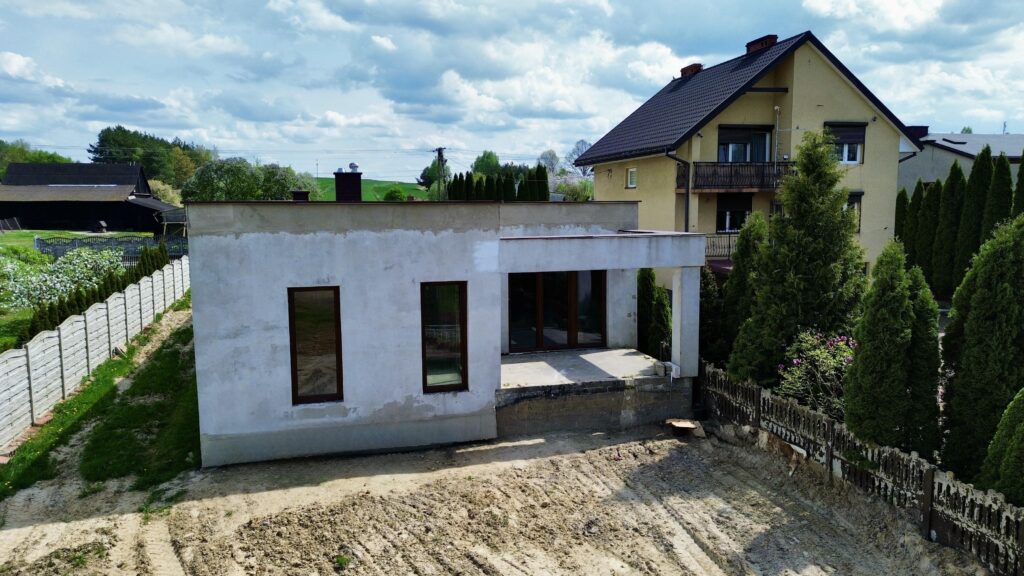 Parterowy dom w stanie surowym z dużą działką - zdjęcie 4