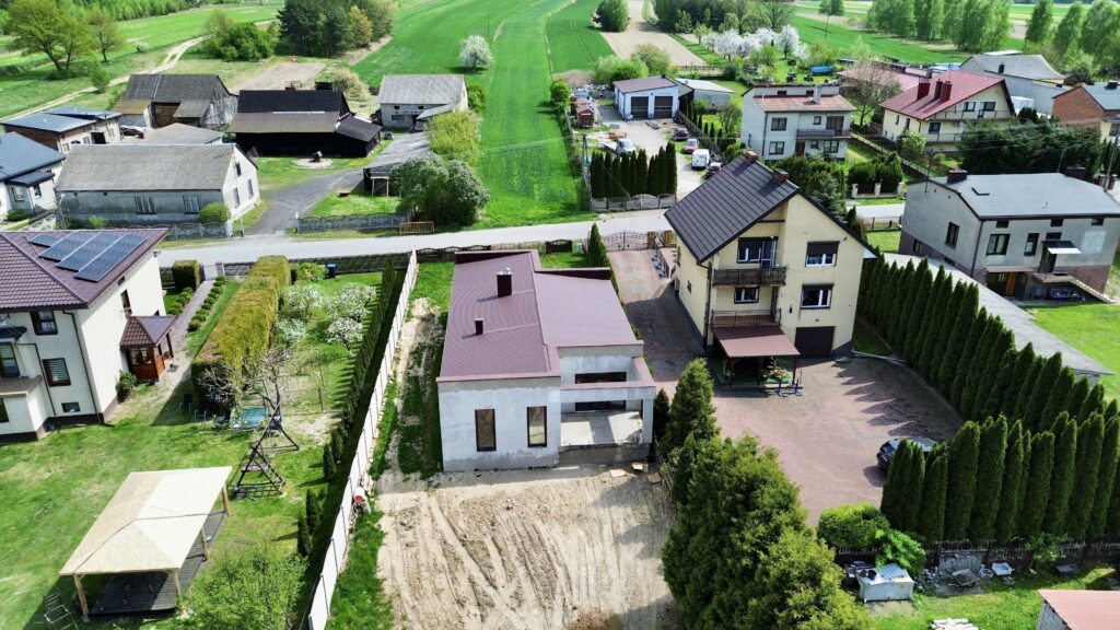 Parterowy dom w stanie surowym z dużą działką - zdjęcie 2
