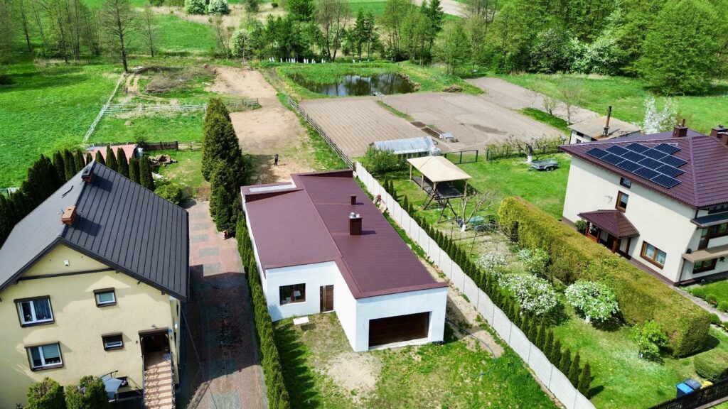 Parterowy dom w stanie surowym z dużą działką - zdjęcie 1