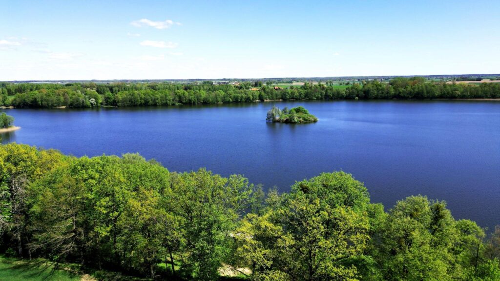 duża działka nad jeziorem z warunkami zabudowy - zdjęcie 1