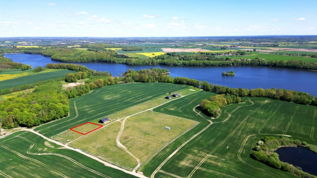 Działka nad jeziorem z warunkami zabudowy - zdjęcie 2