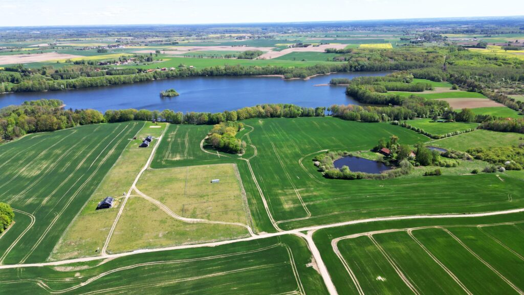 Działka nad jeziorem z warunkami zabudowy - zdjęcie 6