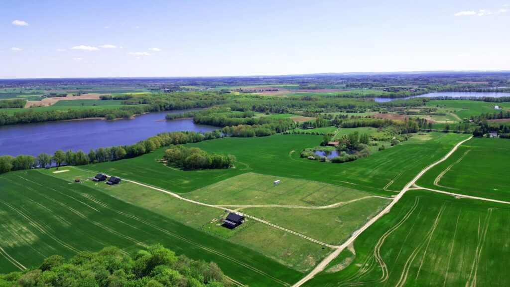 Działka nad jeziorem z warunkami zabudowy - zdjęcie 10