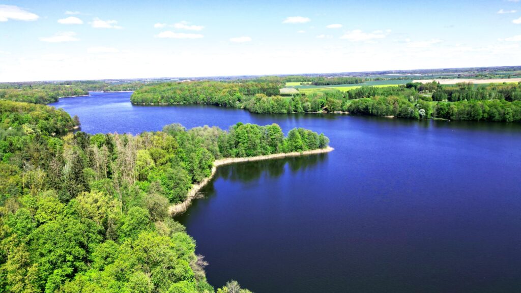 Działka nad jeziorem z warunkami zabudowy - zdjęcie 1
