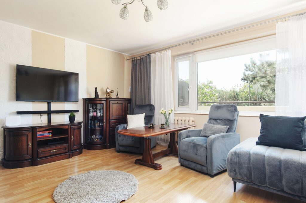 Duże rozkładowe mieszkanie w spokojnej okolicy - zdjęcie 1