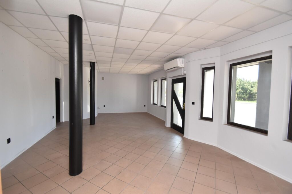 Lokal na parterze z przy głównej ulicy - zdjęcie 2