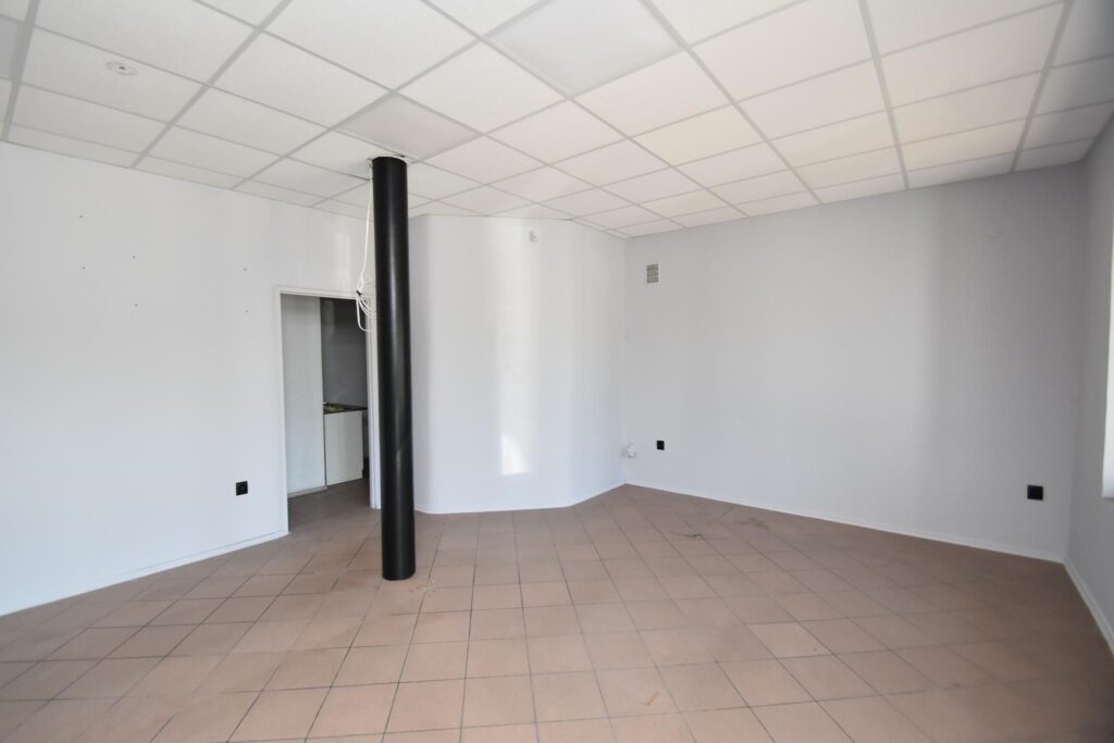 Lokal na parterze z przy głównej ulicy - zdjęcie 4