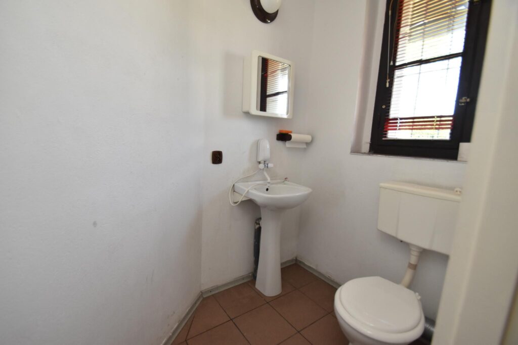 Lokal na parterze z przy głównej ulicy - zdjęcie 6