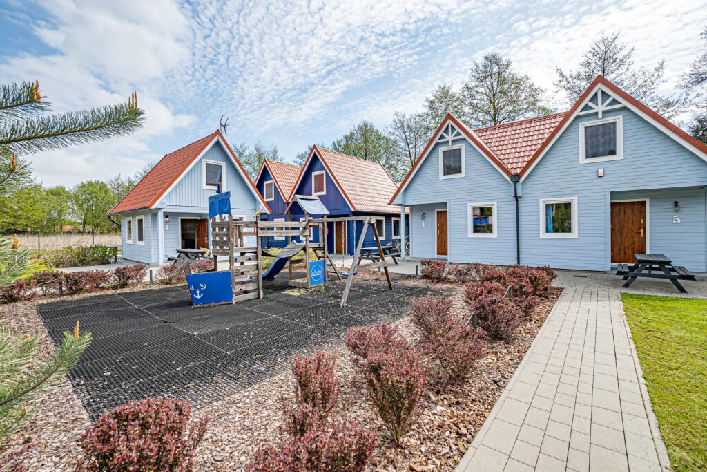 Domki dla turystów nad morzem nieopodal lasu - zdjęcie 2