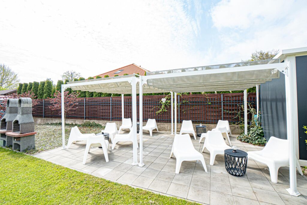 Domki dla turystów nad morzem nieopodal lasu - zdjęcie 5