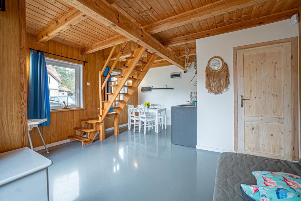 Domki dla turystów nad morzem nieopodal lasu - zdjęcie 6