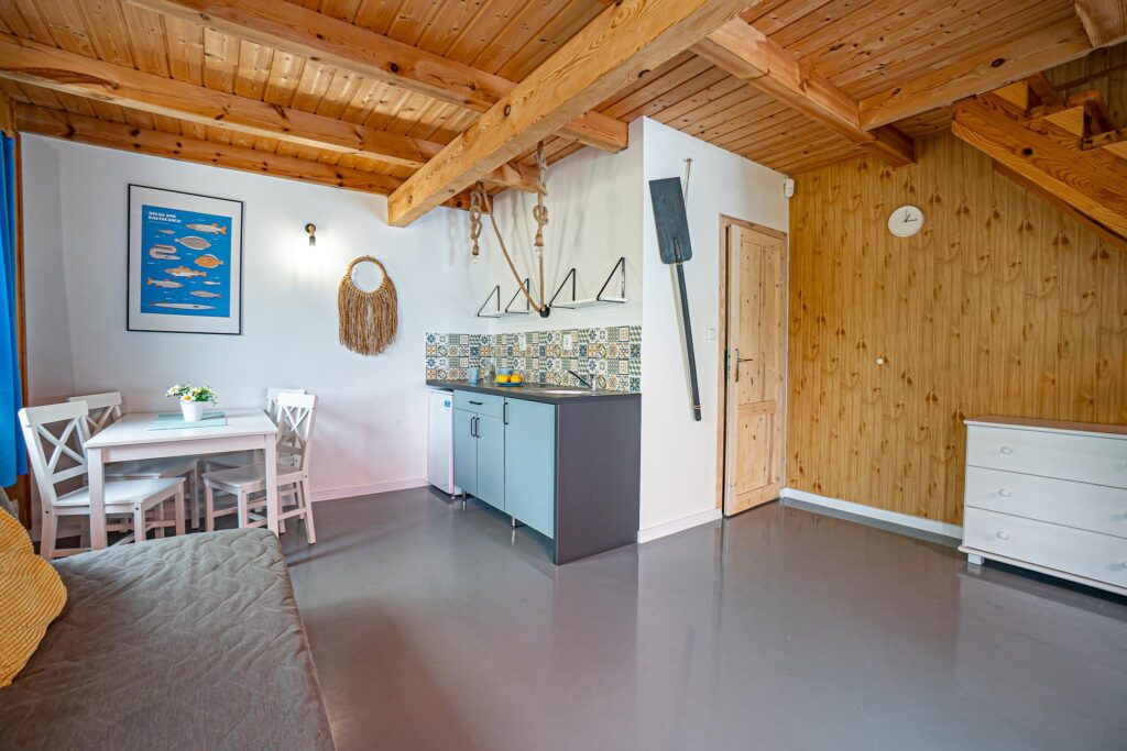 Domki dla turystów nad morzem nieopodal lasu - zdjęcie 7