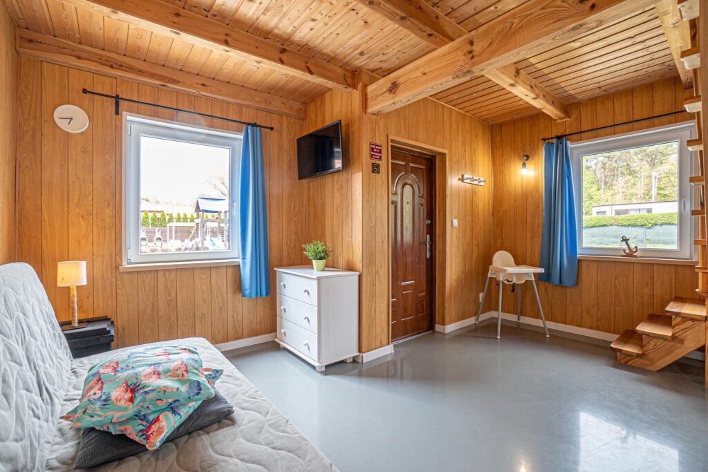 Domki dla turystów nad morzem nieopodal lasu - zdjęcie 8