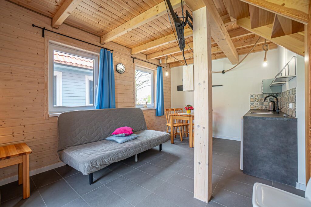 Domki dla turystów nad morzem nieopodal lasu - zdjęcie 9