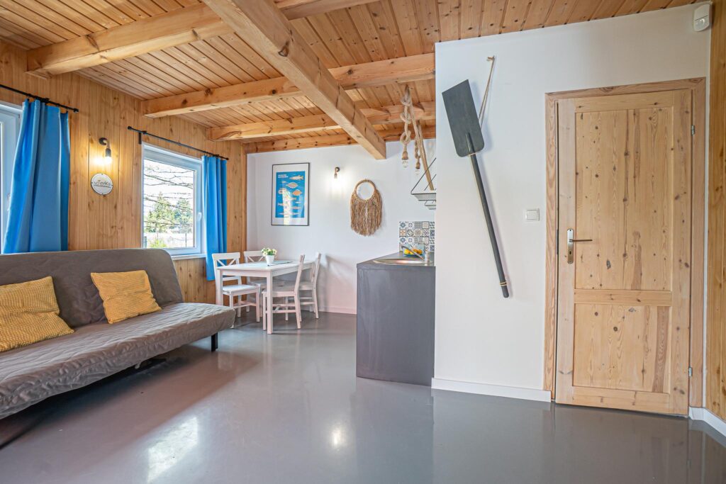 Domki dla turystów nad morzem nieopodal lasu - zdjęcie 10