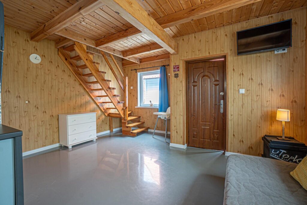 Domki dla turystów nad morzem nieopodal lasu - zdjęcie 11