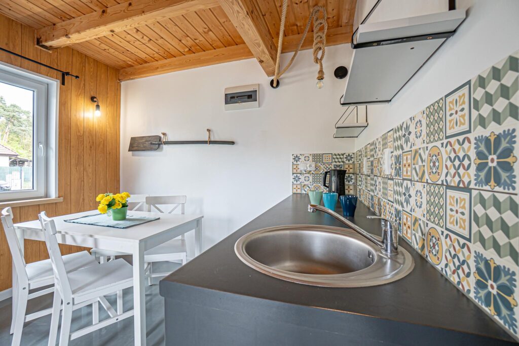 Domki dla turystów nad morzem nieopodal lasu - zdjęcie 13