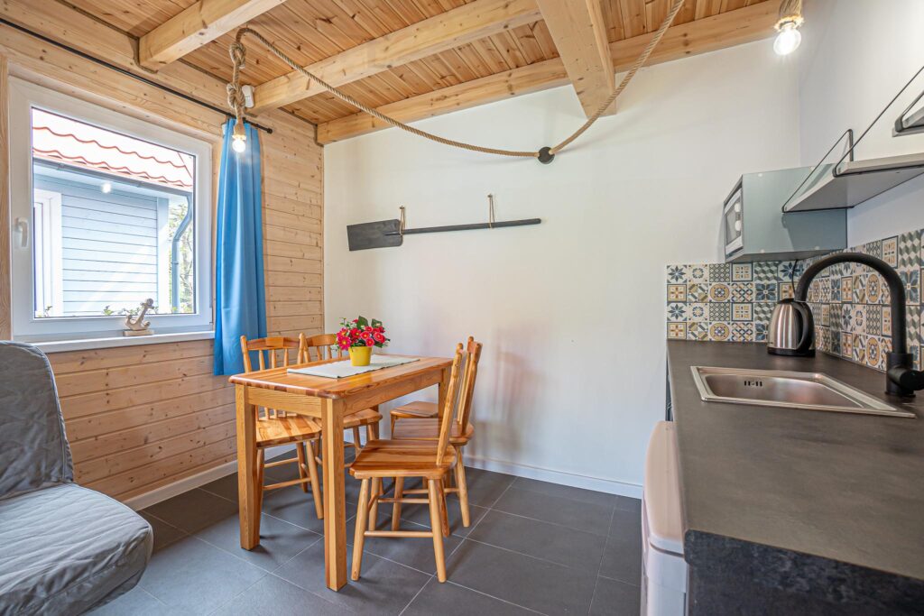 Domki dla turystów nad morzem nieopodal lasu - zdjęcie 14