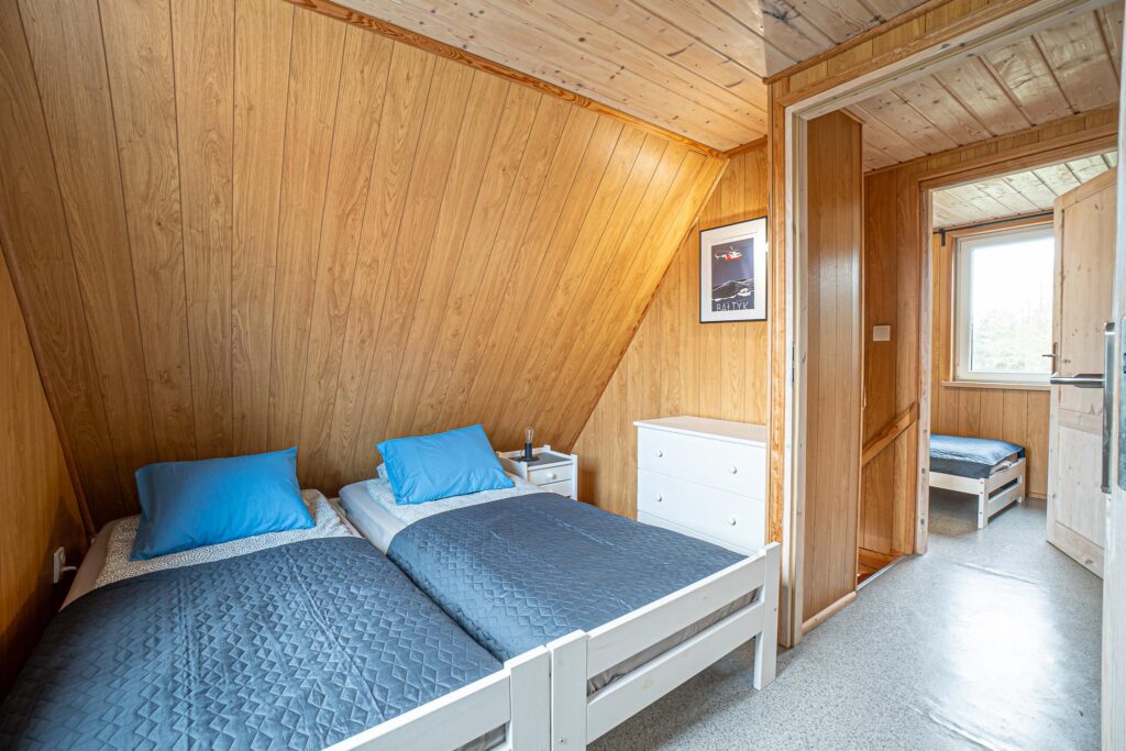 Domki dla turystów nad morzem nieopodal lasu - zdjęcie 16