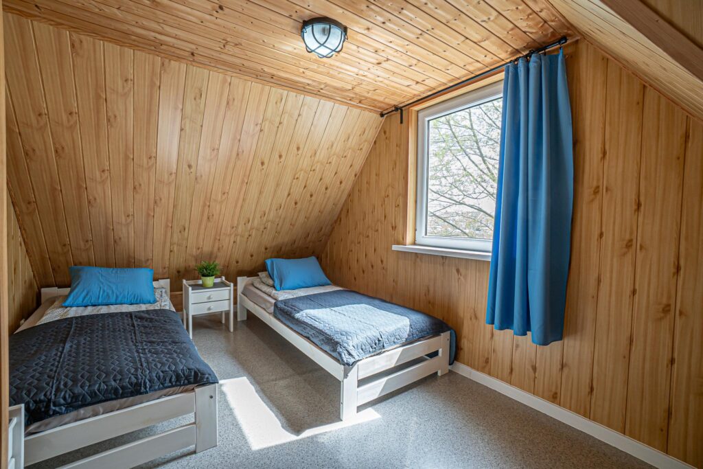 Domki dla turystów nad morzem nieopodal lasu - zdjęcie 17