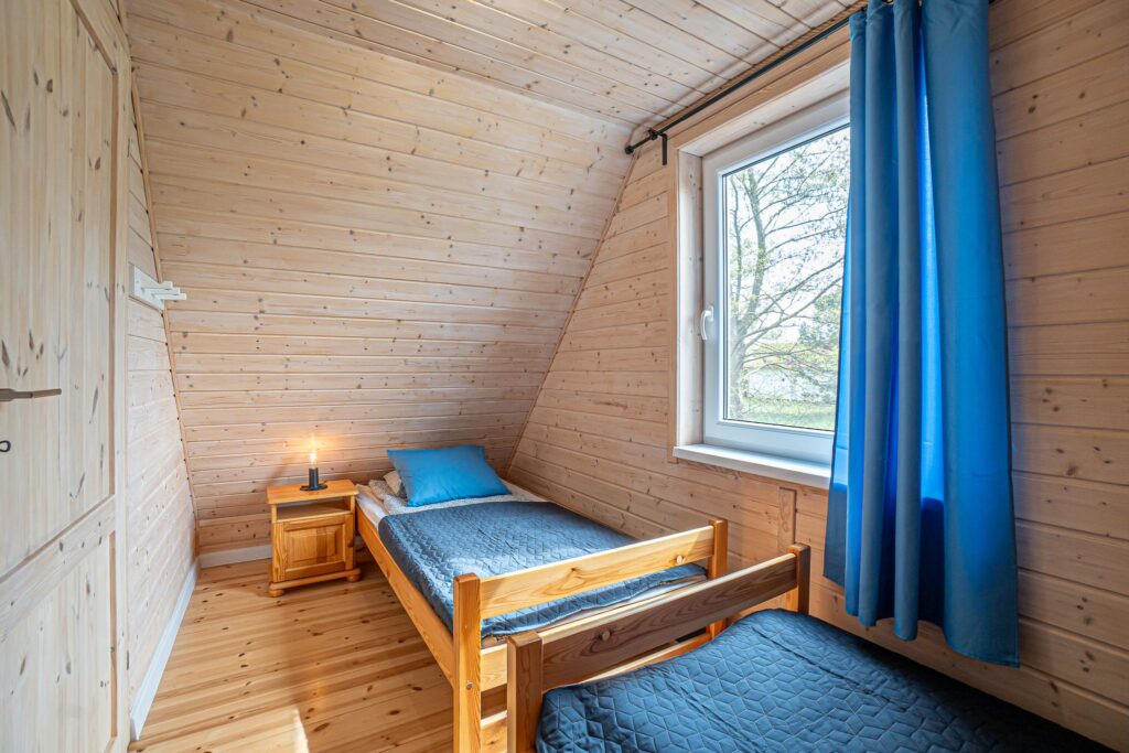 Domki dla turystów nad morzem nieopodal lasu - zdjęcie 19