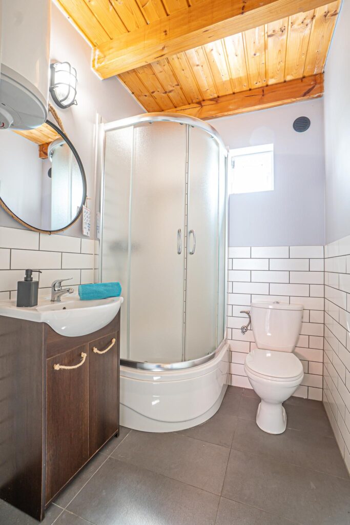 Domki dla turystów nad morzem nieopodal lasu - zdjęcie 20