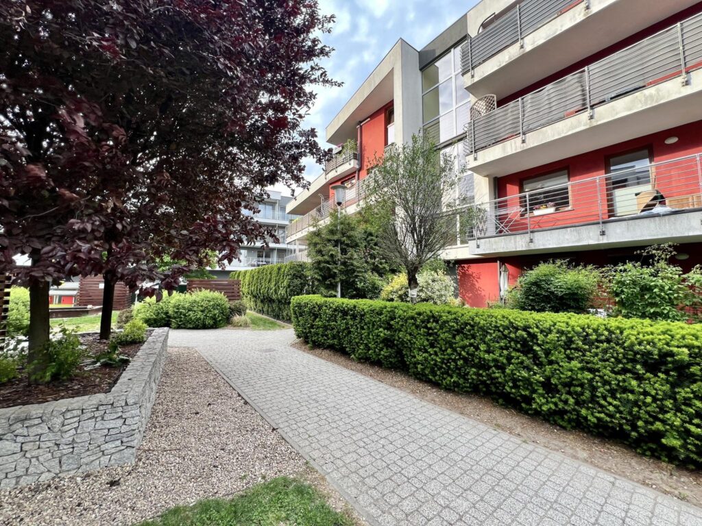 Przytulne mieszkanie z balkonem i garażem - zdjęcie 1