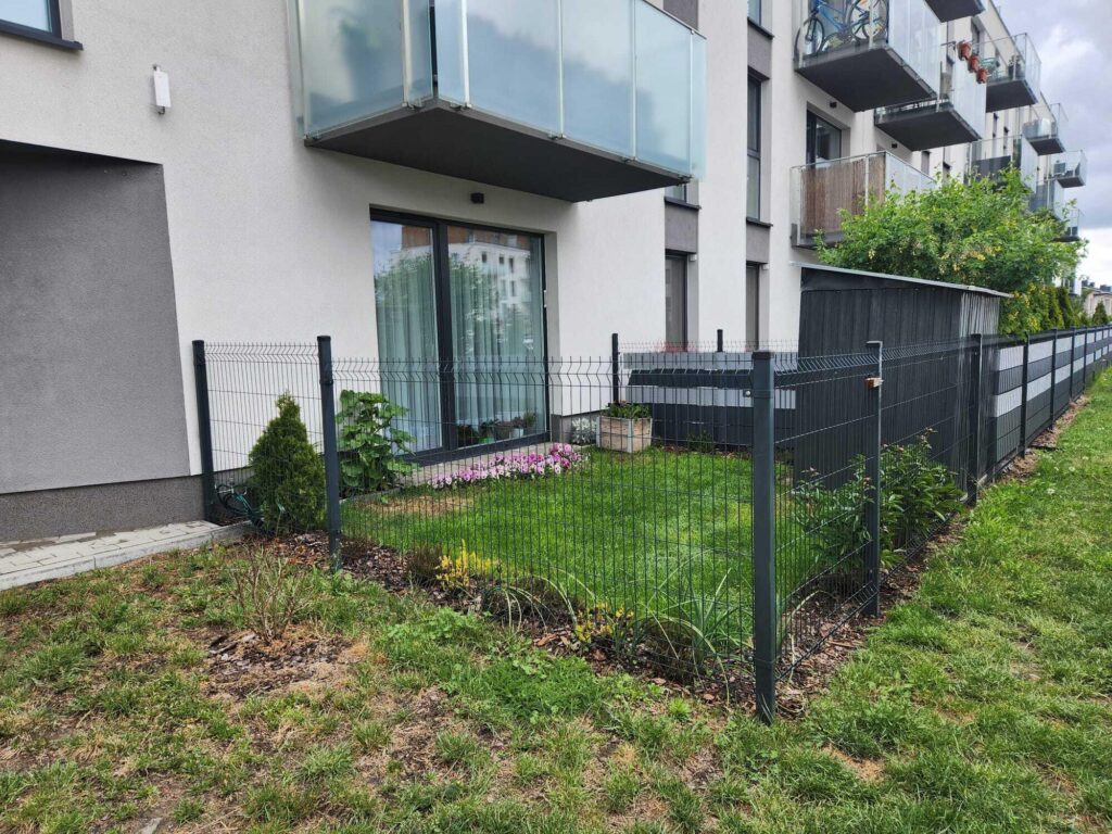 Kawalerka z ogródkiem i miejscem postojowym - zdjęcie 1