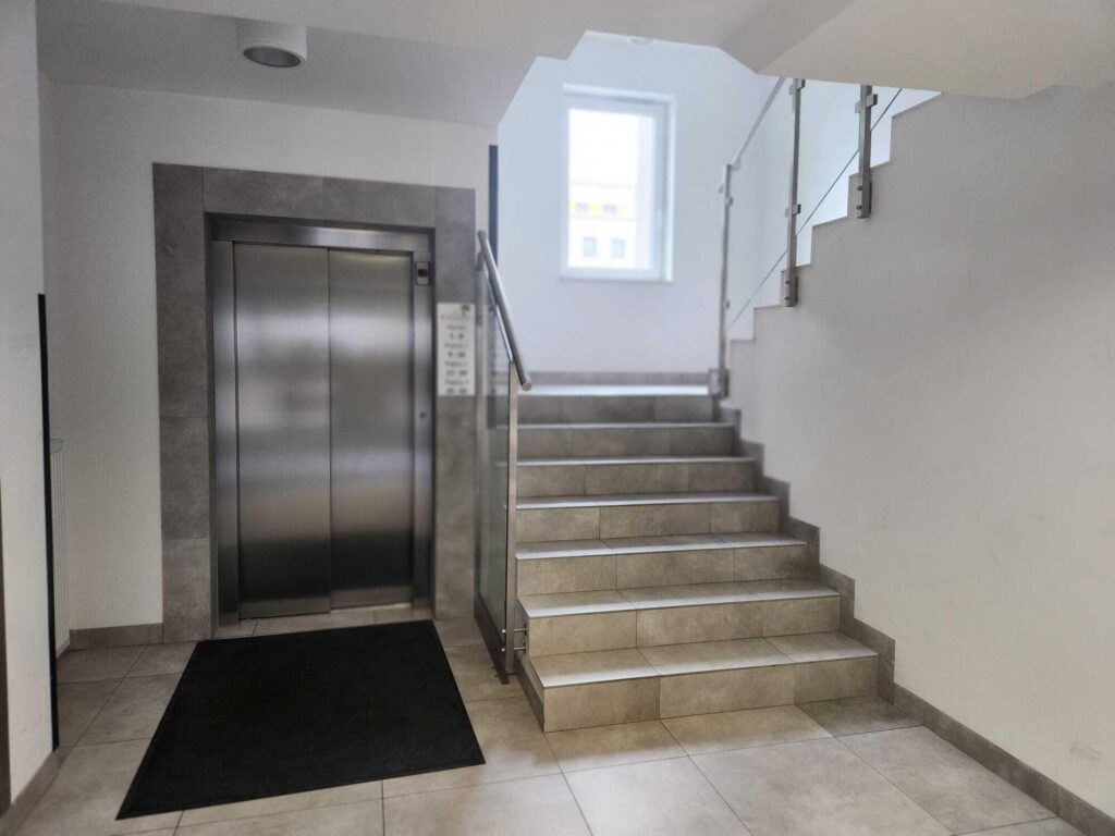 Kawalerka z ogródkiem i miejscem postojowym - zdjęcie 2